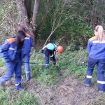 Die Jugendfeuerwehr der Feuerwehr Vallstedt/Alvesse während des Sammelns von Müll