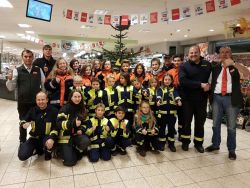 Spendenübergabe im Vechelder REWE-Markt