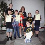 Stolz präsentieren die Kinder ihre Urkunden
